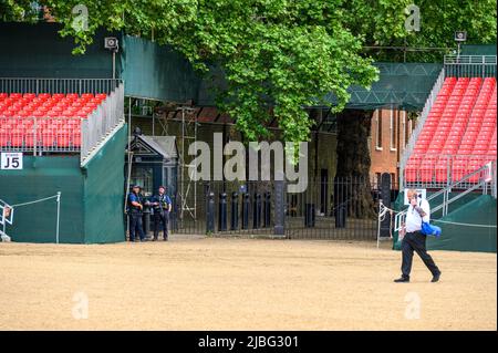 LONDON - 18. Mai 2022: Bewaffnete Polizei am hinteren Eingang der Downing Street bei der Horse Guards Parade Stockfoto