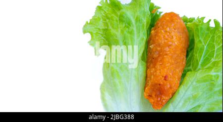 Türkische Küche mercimek koftesi. Bulgur und Linsen von oben isoliert auf weißem Hintergrund. Stockfoto