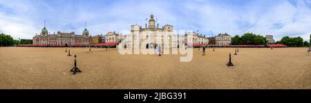 LONDON - 18. Mai 2022: Panorama der Sitzplätze für das Platinum Jubilee Trooping of the Color auf der Horse Guards Parade Stockfoto