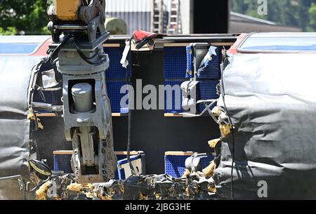 Garmisch Partenkirchen, Deutschland. 06.. Juni 2022. Ein Bagger trennt einen Wagen zur Demontage in zwei Teile. Drei Tage nach dem Zugunfall in Garmisch-Partenkirchen gehen die Sanierungsarbeiten voran. Quelle: Angelika Warmuth/dpa/Alamy Live News Stockfoto