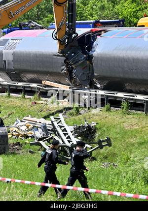 Garmisch Partenkirchen, Deutschland. 06.. Juni 2022. Ein Bagger trennt einen Wagen zur Demontage in zwei Teile. Drei Tage nach dem Zugunfall in Garmisch-Partenkirchen gehen die Sanierungsarbeiten voran. Quelle: Angelika Warmuth/dpa/Alamy Live News Stockfoto