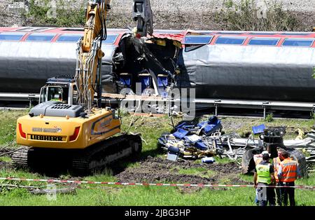 Garmisch Partenkirchen, Deutschland. 06.. Juni 2022. Ein Bagger trennt einen Wagen zur Demontage in zwei Teile. Drei Tage nach dem Zugunfall in Garmisch-Partenkirchen gehen die Sanierungsarbeiten voran. Quelle: Angelika Warmuth/dpa/Alamy Live News Stockfoto