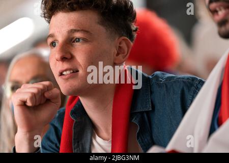 Begeisterte Fußballfans in einem Live-Fußballspiel im Stadion. Stockfoto