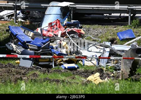 Garmisch Partenkirchen, Deutschland. 06.. Juni 2022. Zugbestand liegt auf der Wiese. Drei Tage nach dem Zugunfall in Garmisch-Partenkirchen gehen die Sanierungsarbeiten voran. Quelle: Angelika Warmuth/dpa/Alamy Live News Stockfoto