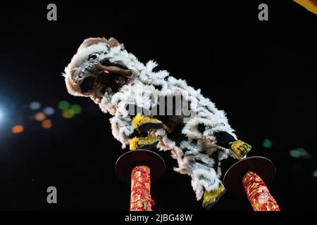 Das Drachenboot-Festival oder Duanwu-Festival ist eines der ältesten traditionellen Festivals der Welt, das von Chinesen durchgeführt wird. In Kalkutta feiert die chinesische Gemeinschaft dieses Fest mit mehreren Aufführungsveranstaltungen wie einer Reihe von Löwentänzen, köstlichem Essen, das von der chinesischen Gemeinde zubereitet wird, einem Drachenbootrennen und kulturellen Darbietungen. Dieses Jahr fand dieses Festival am 5.. Juni 2022 in Kalkutta Boating and Hotel Resorts, Topsia, statt. Das Boot-Rennteam hatte das Boot-Rennen seit einer Woche praktiziert, aber aufgrund eines kürzlich in Rabindra Sarovar eingetretenen Bootrennens wurde das Drachenboot-Rennen abgesagt. Howe Stockfoto