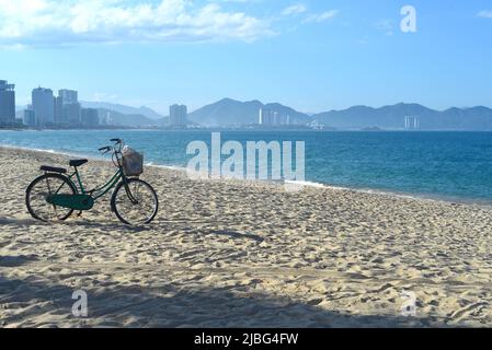 Einsames Fahrrad am Sandstrand geparkt Stockfoto