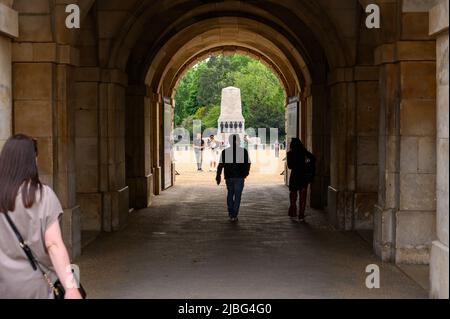 LONDON - 18. Mai 2022: Menschen gehen durch den Torbogen zur Horse Guards Parade Stockfoto