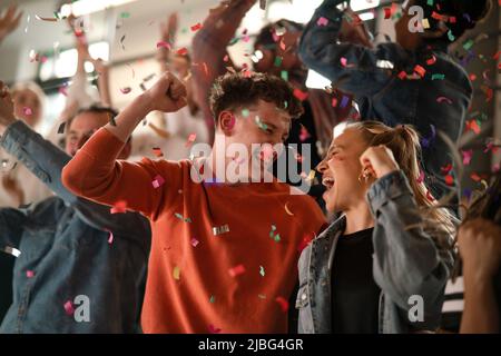 Begeisterte Fans feiern den Sieg im Live-Spiel im Stadion. Stockfoto