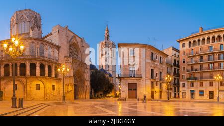 Valencia - der Platz Plaza de Mare de Deu mit der Kathedrale im Morgenlicht. Stockfoto