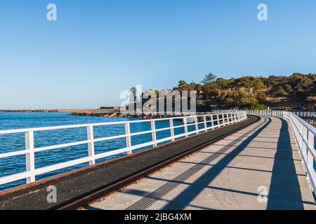 Neuer Damm von Victor Harbor zur Granite Island an einem Tag, Fleurieu Peninsula, Südaustralien Stockfoto