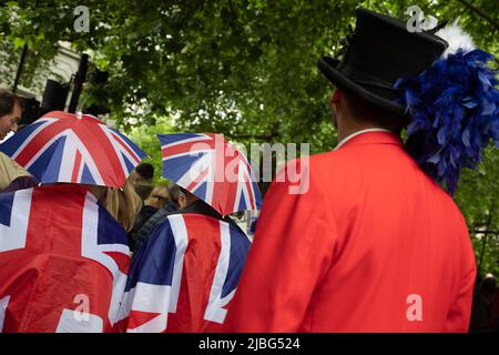 London, Großbritannien. 5.. Juni 2022. Die Menschen kleideten sich, um den 7 Tausend Menschen starken Platinum Jubilee Pageant zu beobachten, der im Zentrum Londons stattfand, um die 70 Jahre auf dem Thron Ihrer Majestät zu feiern. Die farbenfrohe Parade ging entlang Whitehall, der Mall und am Buckingham Palace vorbei und wurde von vielen als ein einmaliges Ereignis beschrieben. Quelle: Kiki Streitberger / Alamy Live News Stockfoto