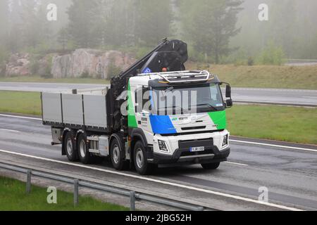 Volvo FMX LKW mit LKW-Kran von Vesivek Oy bei Geschwindigkeit auf der Autobahn an einem nebligen Sommermorgen. Salo, Finnland. 27.Mai 2022. Stockfoto