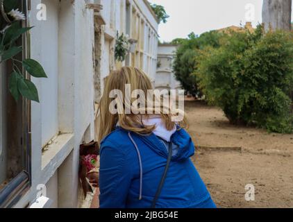 Ein Mädchen auf einem spanischen Friedhof Stockfoto