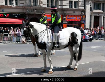 Zwei berittene Polizeibeamte im Dienst, am Ende des Vorbeifluges, um die Parade „Trooping the Color: The Queen’s Birthday“ zu feiern, die im Rahmen ihrer Platinum Jubilee Celebrations 2022 stattfindet Stockfoto