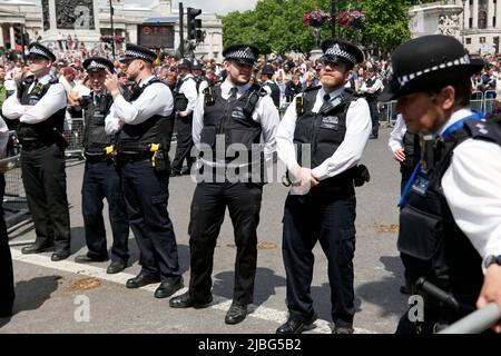 Nahaufnahme einer Gruppe von Polizisten, die am Trafalgar Square im Einsatz sind, am Ende der Vorbeiflug-Parade, um die Parade „Trooping the Color: The Queen’s Birthday“ zu feiern, die im Rahmen ihrer Platinum Jubilee Celebrations 2022 stattfindet Stockfoto