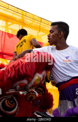 5. Juni 2022, Kalkutta, Westbengalen, Indien: Das Drachenboot-Festival oder Duanwu Festival ist eines der ältesten traditionellen Festivals der Welt, das von Chinesen aufgeführt wird. In Kalkutta feiert die chinesische Gemeinschaft dieses Fest mit mehreren Aufführungsveranstaltungen wie einer Reihe von Löwentänzen, köstlichem Essen, das von der chinesischen Gemeinde zubereitet wird, einem Drachenbootrennen und kulturellen Darbietungen. Dieses Jahr fand dieses Festival am 5.. Juni 2022 in Kalkutta Boating and Hotel Resorts, Topsia, statt. Das Team für Bootsrennen hatte das Bootsrennen eine Woche lang geübt, aber aufgrund eines kürzlich in Rabindra Sarovar Th eingetretenen Bootrennens Stockfoto