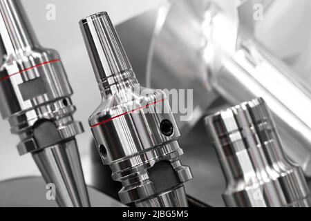 Schneidwerkzeug bei Metall, das für die Laubmaschine arbeitet Stockfoto