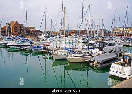 Boote in Sovereign Harbour Marina Eastbourne East Sussex England, Großbritannien. Stockfoto