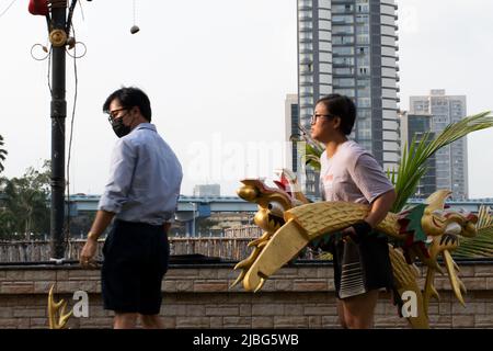 5. Juni 2022, Kalkutta, Westbengalen, Indien: Das Drachenboot-Festival oder Duanwu Festival ist eines der ältesten traditionellen Festivals der Welt, das von Chinesen aufgeführt wird. In Kalkutta feiert die chinesische Gemeinschaft dieses Fest mit mehreren Aufführungsveranstaltungen wie einer Reihe von Löwentänzen, köstlichem Essen, das von der chinesischen Gemeinde zubereitet wird, einem Drachenbootrennen und kulturellen Darbietungen. Dieses Jahr fand dieses Festival am 5.. Juni 2022 in Kalkutta Boating and Hotel Resorts, Topsia, statt. Das Team für Bootsrennen hatte das Bootsrennen eine Woche lang geübt, aber aufgrund eines kürzlich in Rabindra Sarovar Th eingetretenen Bootrennens Stockfoto