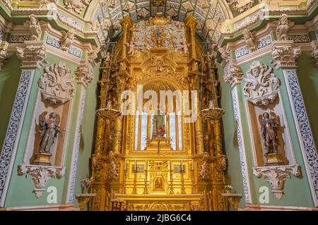 VALENCIA, SPANIEN - 17. FEBRUAR 2022: Der barocke Altar der St. Barbara Kapelle in der Kirche Iglesia San Juan de Ospital, entworfen von Juan B. Perez Castiel Stockfoto