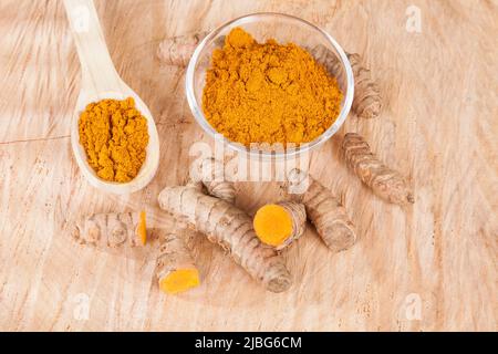 Kurkuma - Curcuma longa Wurzel und Kurkuma Pulver für die alternative Medizin. Stockfoto