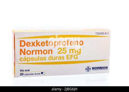 Huelva, Spanien - 6. Juni 2022: Spanische Schachtel mit generischem Dexketoprofen ist ein nicht-steroidales entzündungshemmendes Medikament, das nur auf Rezept erhältlich ist und in lateinischer Sprache erhältlich ist Stockfoto