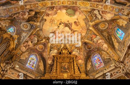 VALENCIA, SPANIEN - 17. FEBRUAR 2022: Die barocke Decke des Presbyteros der Kirche Iglesia San Nicolas mit den Fresken von Antonio Palomino. Stockfoto