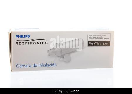 Huelva, Spanien - 4. Juni 2022: Spanische Schachtel mit einer Inhalationskammer der Marke Respironics, hergestellt von Philips. ProChamber ist die Profes Stockfoto