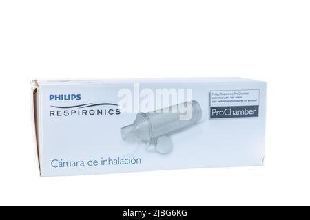 Huelva, Spanien - 4. Juni 2022: Spanische Schachtel mit einer Inhalationskammer der Marke Respironics, hergestellt von Philips. ProChamber ist die Stockfoto