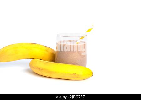 Protein-Cocktail in einem Glas und Bananen isoliert auf weißem Hintergrund, Nahaufnahme. Gesundes Lebensmittelkonzept. Stockfoto