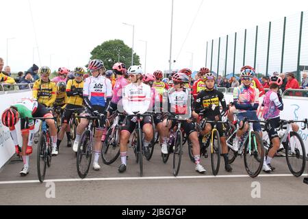 Colchester, Großbritannien. 06. Juni 2022. Die erste Etappe der Women's Tour beginnt im Sports Park am Northern Gateway in Colchester und endet heute in Bury St. Edmunds. Die Fahrer sind fast bereit, an die Startlinie zu gehen. Von links nach rechts sind Elisa Longo Borghini, Tereza Neumanova, Kathrin Schweinberger, Alison Jackson, Coryn Labecki, Katarzyna Niewiadoma und Omer Shapira. Kredit: Eastern Views/Alamy Live Nachrichten Stockfoto