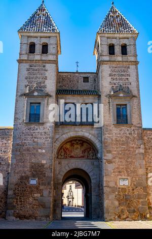 Puerto de Bisagra, Stadttor in Toledo, einer antiken Stadt auf einem Hügel über den Ebenen von Castilla-La Mancha in Zentralspanien. Stockfoto