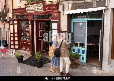 Touristen außerhalb von Resta in Toledo, einer alten Stadt, die auf einem Hügel über den Ebenen von Castilla-La Mancha in Zentralspanien liegt. Ein UNESCO-Weltkulturerbe. Stockfoto