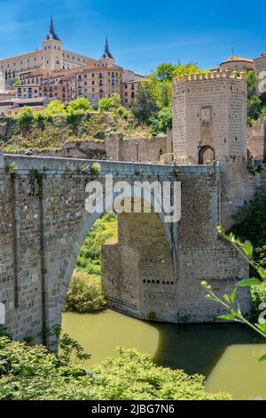 Römische Brücke Puente de Alcántara über dem Fluss Tejo in Toledo, einer antiken Stadt auf einem Hügel über den Ebenen von Castilla-La Mancha in Zentralspanien. Stockfoto