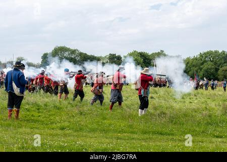 Der versiegelte Knoten, der eine englische Nachstellung des Bürgerkriegs der Belagerung des Basishauses für das Platin-Jubiläum der Königin, Juni 2022, Hampshire, Großbritannien, durchführt Stockfoto