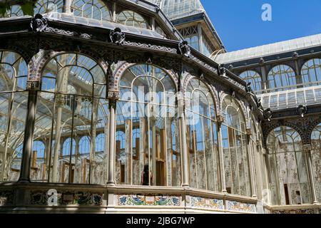 Der Glaspalast im El Retiro Park in Madrid vom Architekten Ricardo Velázquez Bosco. Ein UNESCO-Weltkulturerbe. Im Besitz des Reina Sofía Museums. Stockfoto