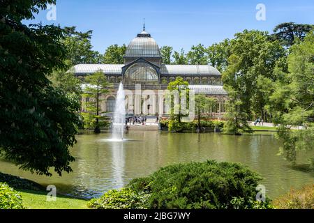 Der Glaspalast im El Retiro Park in Madrid vom Architekten Ricardo Velázquez Bosco. Ein UNESCO-Weltkulturerbe. Im Besitz des Reina Sofía Museums. Stockfoto