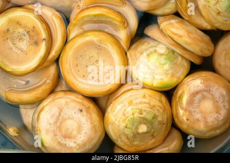 Artischocke liegt in Wasser. Nahaufnahme. Stockfoto