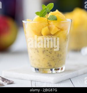 Nahaufnahme eines erfrischenden Mango-Chia-Puddings, bereit zum Essen. Stockfoto