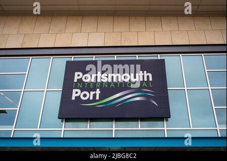 Portsmouth International Port zeigt Gebäude, Schild am internationalen Fährenterminal und Verkehrsknotenpunkt Großbritannien Stockfoto