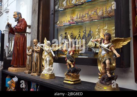 Souvenirladen in Monte Sant Angelo, Region Apulien, Italien. Stockfoto