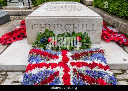 Bladon, Oxfordshire, Großbritannien. 6. Juni 2022. Am 78.. Jahrestag des D-Day besuchten viele Menschen das Grab von Sir Winston Churchill in der Pfarrkirche Saint Martin, Bladon in Oxfordshire, Großbritannien. Quelle: AG News/Alamy Live News Stockfoto