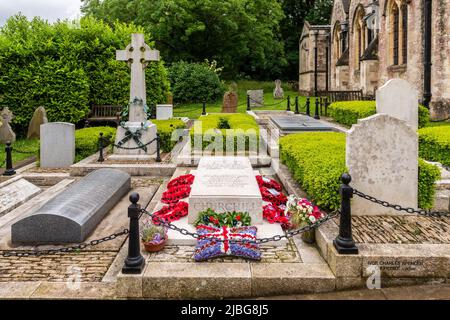 Bladon, Oxfordshire, Großbritannien. 6. Juni 2022. Am 78.. Jahrestag des D-Day besuchten viele Menschen das Grab von Sir Winston Churchill in der Pfarrkirche Saint Martin, Bladon in Oxfordshire, Großbritannien. Quelle: AG News/Alamy Live News Stockfoto