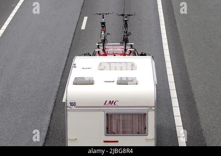 2022-06-06 14:00:01 FORTH HOME - Massen auf der Autobahn A1 aufgrund der Rückkehr Urlaubsverkehr aus Deutschland. Aufgrund von Pfingsten erwartet der ANWB, dass der Freizeitverkehr vor Ort viele Menschenmengen verursachen wird. ANP ROBIN VAN LONKHUIJSEN niederlande Out - belgien Out Stockfoto