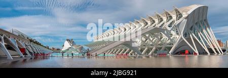 VALENCIA, SPANIEN - 15. FEBRUAR 2022: Die Stadt der Künste - Wissenschaftsmuseum, entworfen vom valencianischen Architekten Santiago Calatrava. Stockfoto