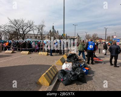 Lviv, Ukraine, 4. April 2022. Flüchtlinge auf dem Vorplatz warten auf ihre Busse in europäische Länder. Menschen, die vor dem russischen Militär in fliehen Stockfoto