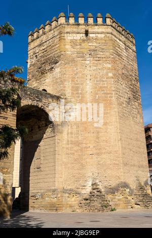 Torre de la Malmuerta bedeutet "Turm der falsch Toten Frau" ist ein Torturm der Axrquía-Mauer in Córdoba, Spanien. Stockfoto