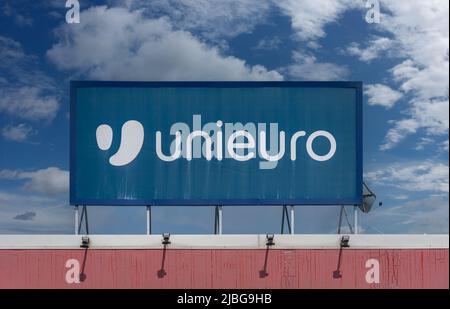 Borgo San Dalmazzo, Cuneo, Italien - 03. Juni 2022: Schild mit Logo Unieuro am blauen Himmel Stockfoto