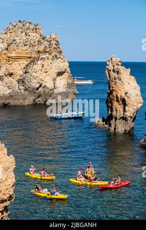 Lagos, Portugal. 2022 Mai 06 . Kajakausflüge zu den Höhlen des Touristen Praia do Camilo de Lagos an der Algarve, Portugal im Sommer 2 Stockfoto