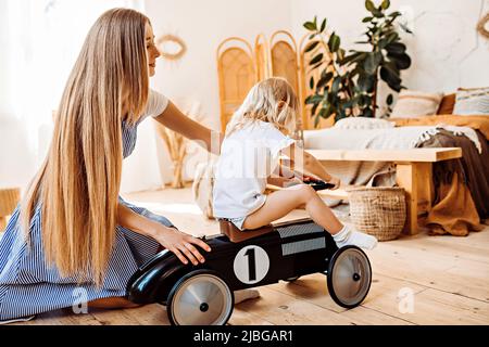 Junge Mutter oder Babysitter spielen mit kleinen Kind zu Hause Stockfoto